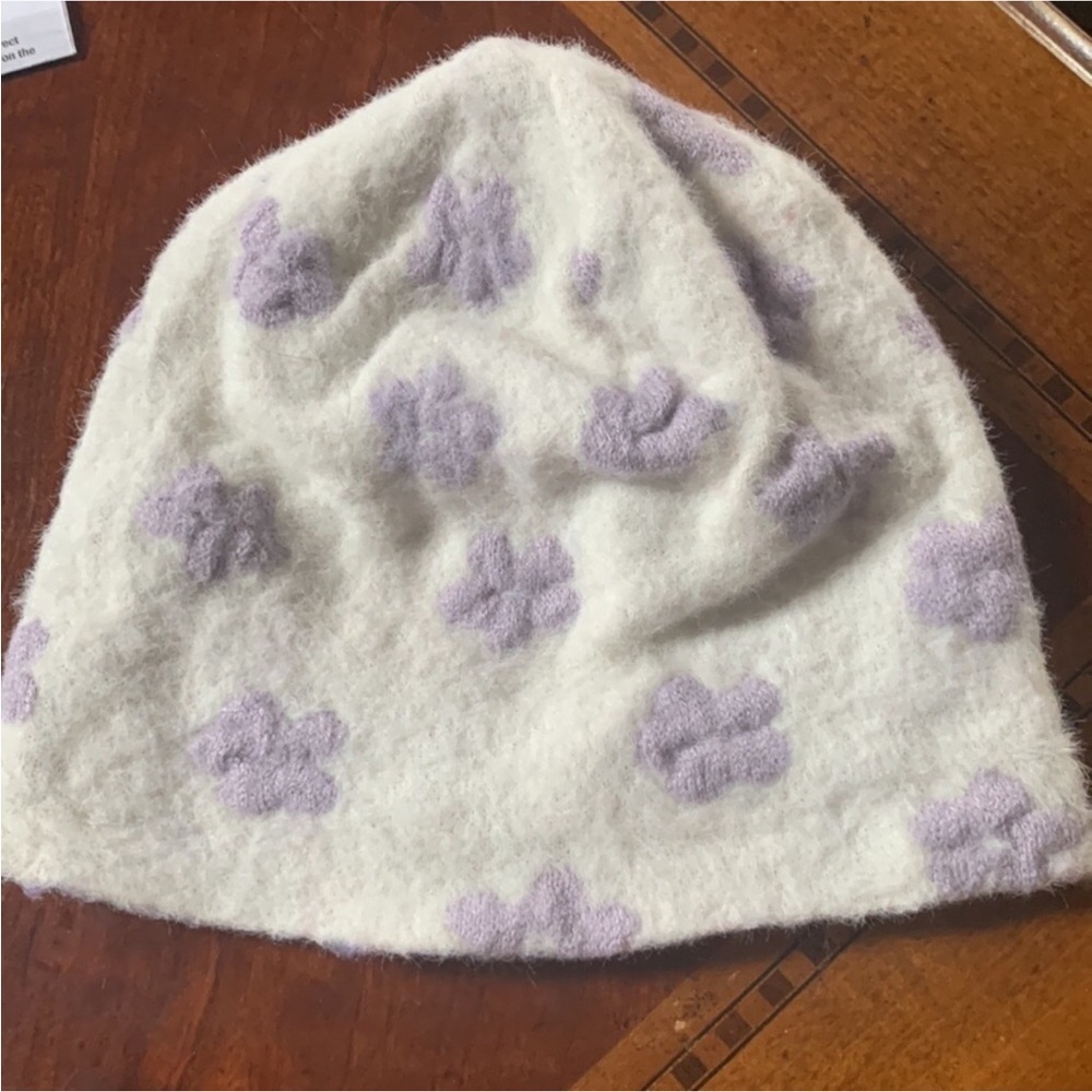 Karl Lagerfeld white beanie with purple floral design - Picture 4 of 8